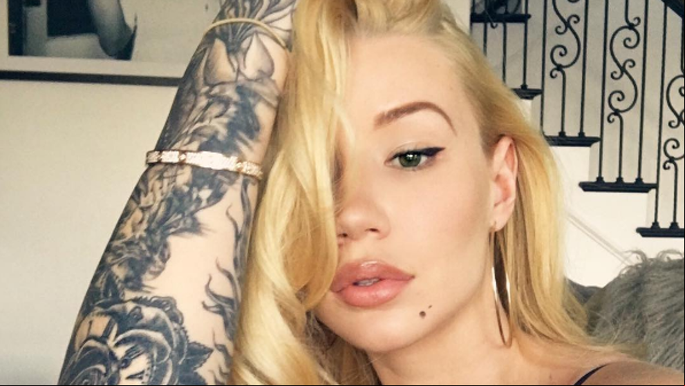 El momento en que una bailarina de Iggy Azalea se desploma sobre el escenario