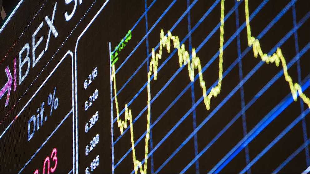 El Ibex 35 cierra con su mayor subida diaria en casi dos años y recupera los 8.700 puntos