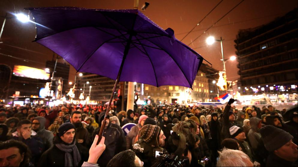 Miles de serbios protestan en Belgrado contra el presidente Aleksandar Vucic