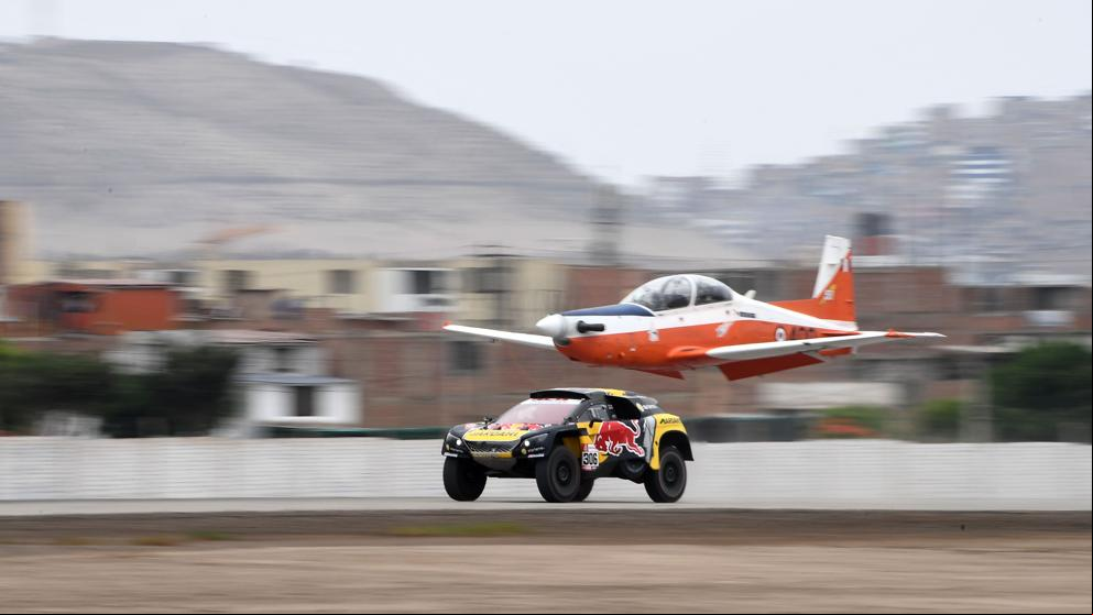 Loeb prueba la velocidad de su Peugeot contra un avión
