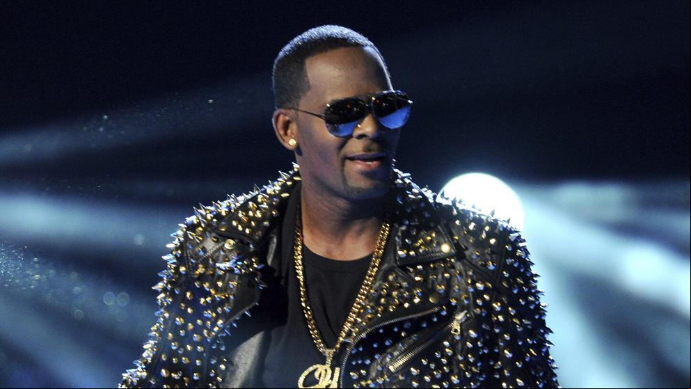 Investigan a R. Kelly por tratar como esclavas a mujeres con las que convivía