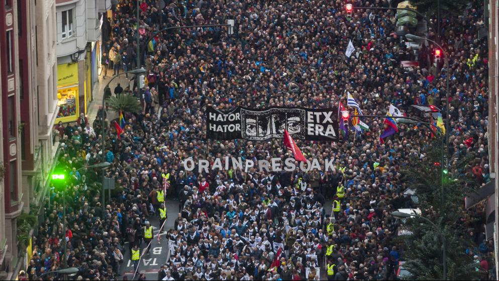Miles de personas exigen en Bilbao el acercamiento de los presos de ETA a cárceles vascas