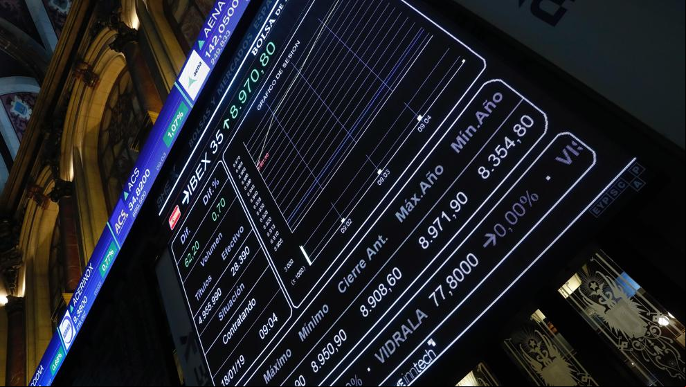 El Ibex 35 cae y vuelve a quedar cerca de perder los 9.000 puntos