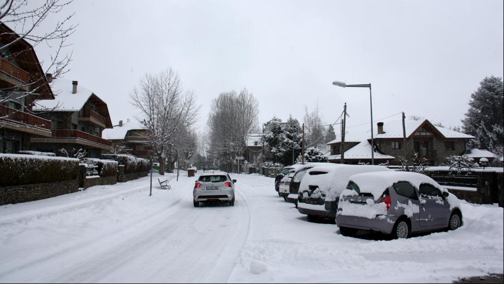 La nieve mantiene cerradas dos carreteras catalanas y obliga a usar cadenas en una veintena