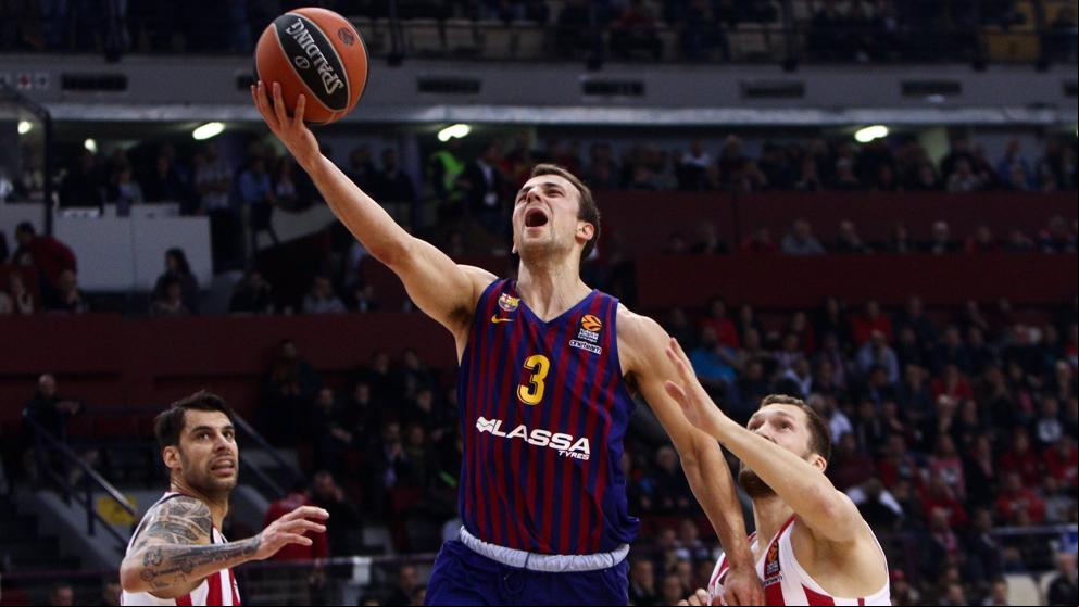 Un Barça descomunal profana el Pireo