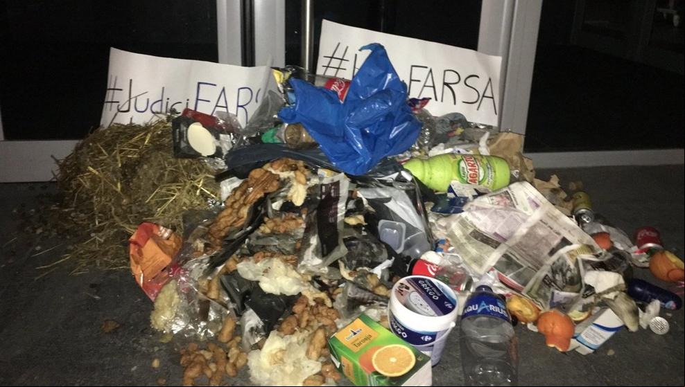 Los CDR arrojan excrementos y basura a las puertas de juzgados de Catalunya