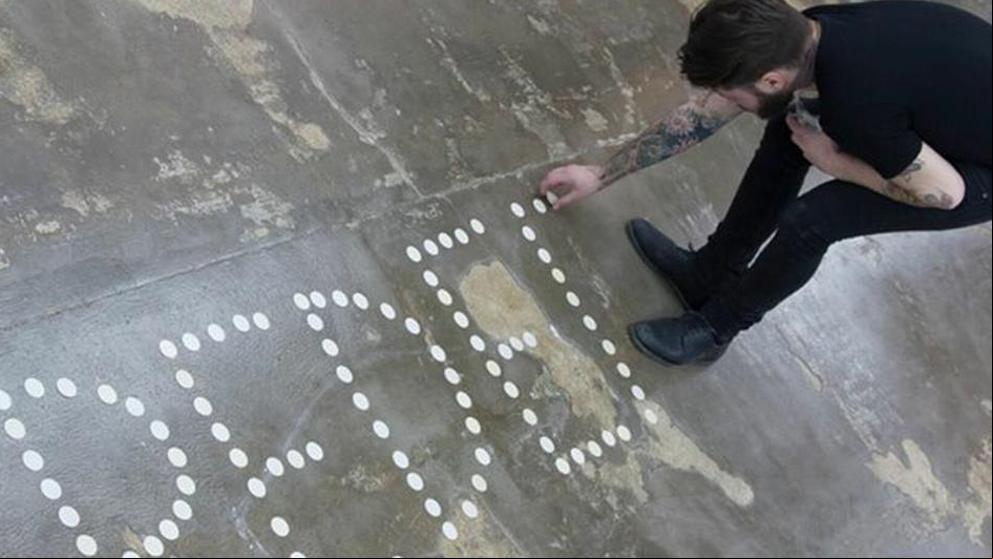 El artista acusado de escribir “pederastia” con hostias consagradas planta al juez