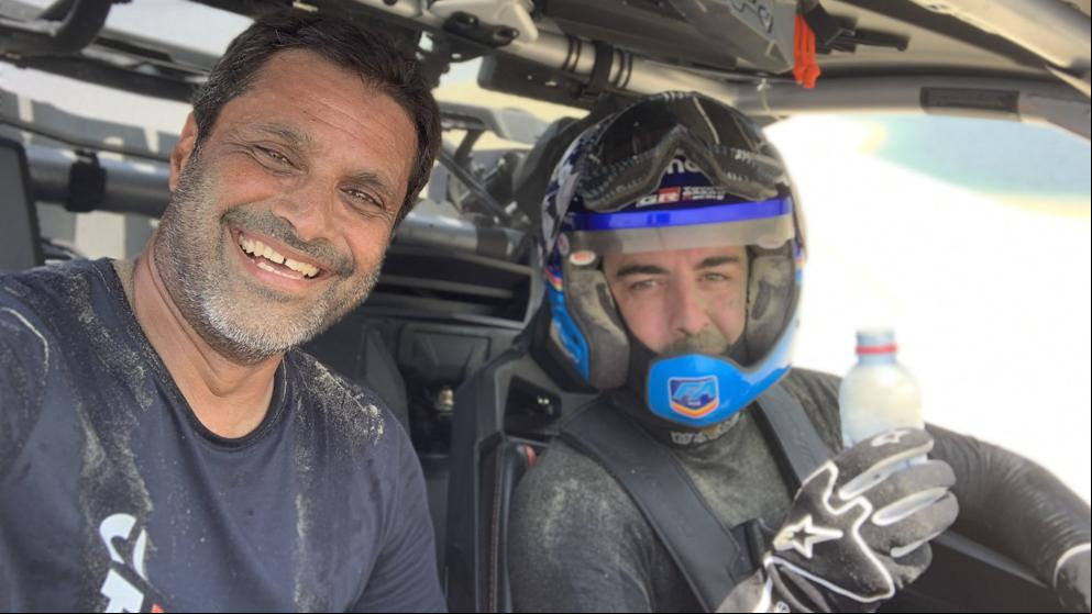 Fernando Alonso aprende a pilotar en las dunas con Al Attiyah