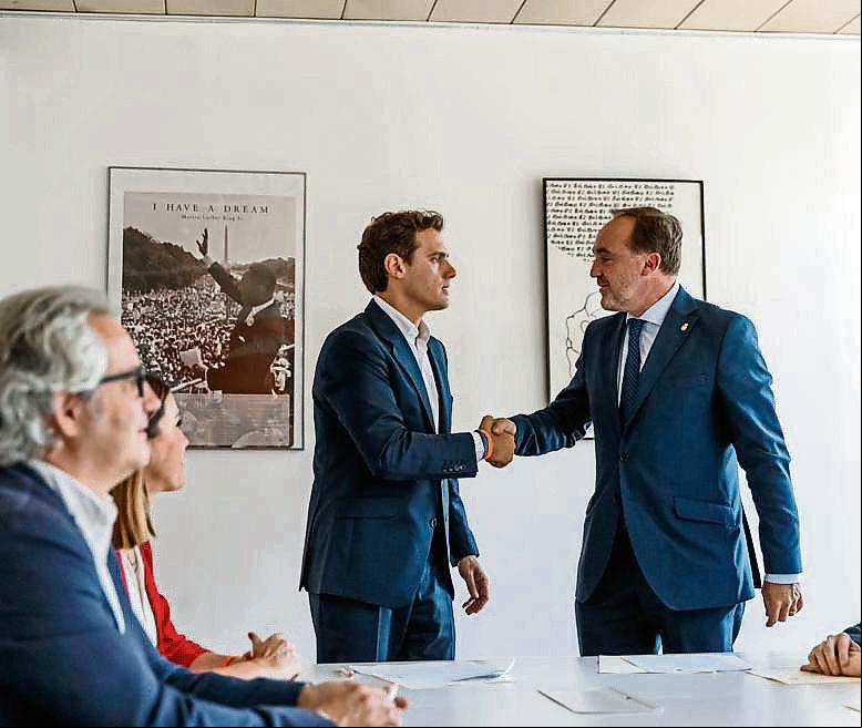 Casado y Rivera presionan a Sánchez con Navarra