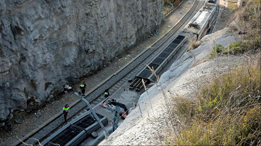 Renfe trabaja para restablecer la circulación de trenes el martes por la mañana