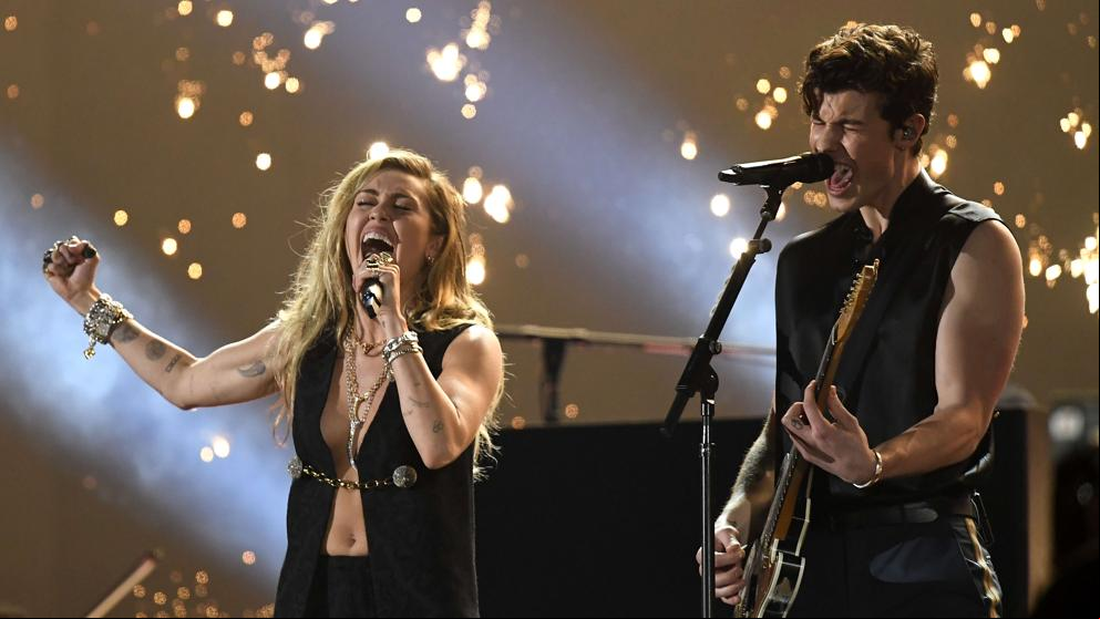 Miley Cyrus y Shawn Mendes brillan a dúo en los Grammys