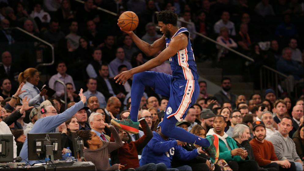 La patada voladora accidental de Joel Embiid