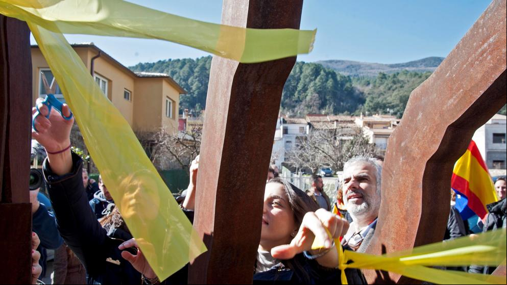 Ciudadanos retira lazos amarillos en el pueblo de Puigdemont