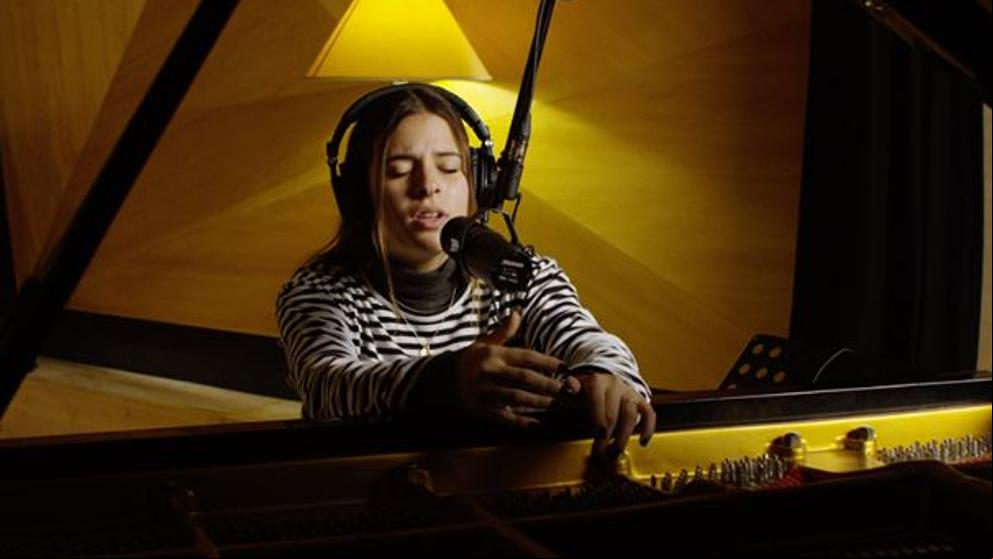 Dora, la hija de Bimba Bosé, muestra otra vez su potencial musical