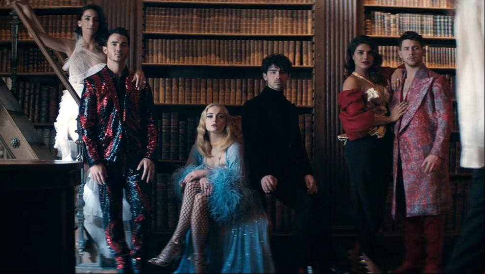 Sophie Turner y Priyanka Chopra, en el videoclip de regreso de los Jonas Brothers