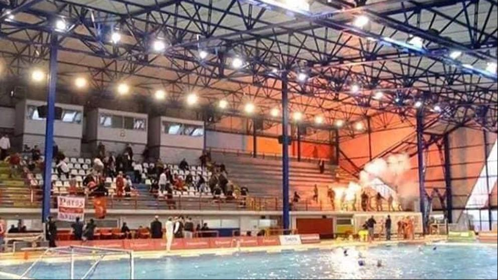 Ultras del Panathinaikos invaden con bengalas la piscina donde jugaba el Olympiakos