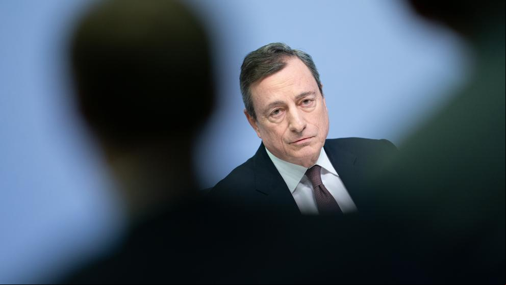 El deterioro de la economía fuerza al BCE a olvidarse de subir tipos y adoptar medidas