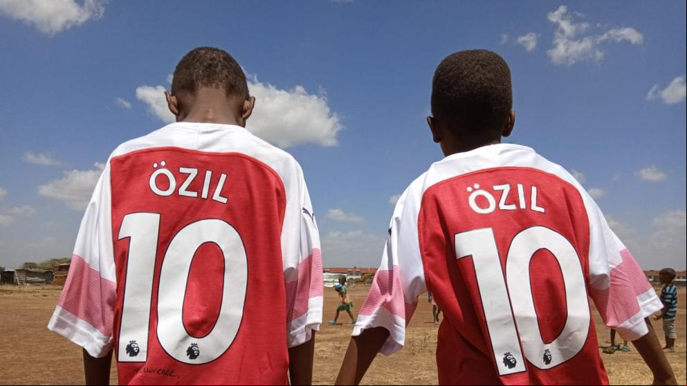 El gesto de Mesut Özil con un niño de Kenia