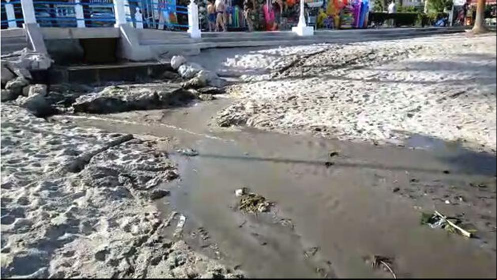 La playa de Nerja acumula nueve toneladas de toallitas por vertidos de aguas residuales