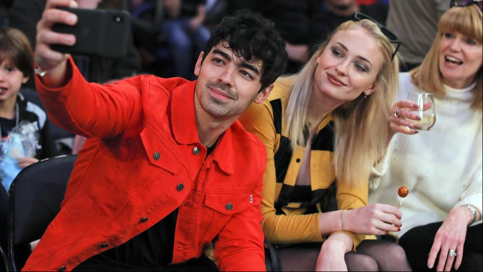 Sophie Turner habla sobre sus experiencias bisexuales antes de conocer a Joe Jonas