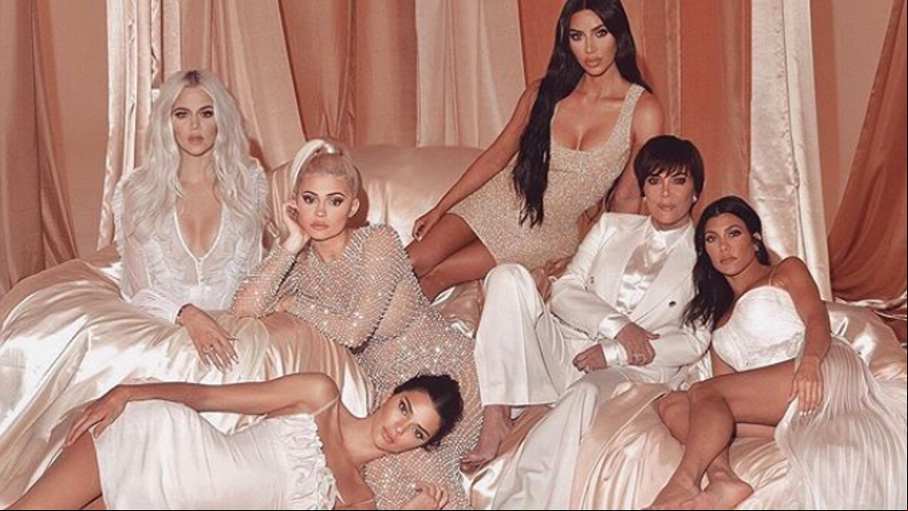 Risas en las redes por los fallos de Photoshop de la última foto promocional de las Kardashian