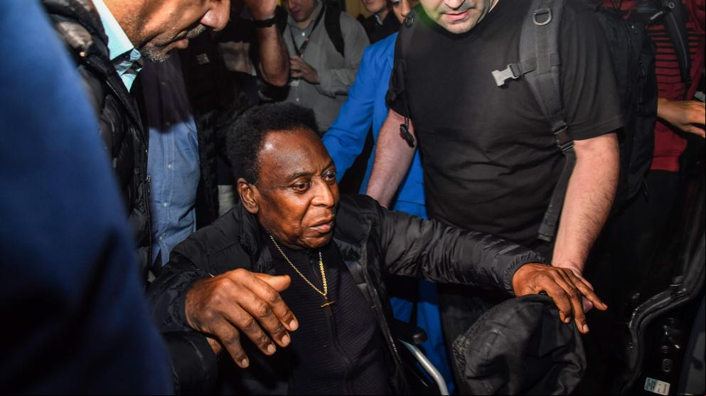 Pelé regresa a Brasil tras su hospitalización en París