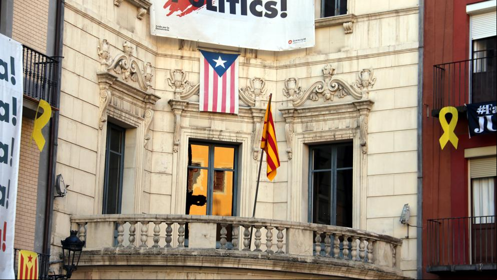 Los Mossos retiran los símbolos independentistas en el Ayuntamiento de Berga