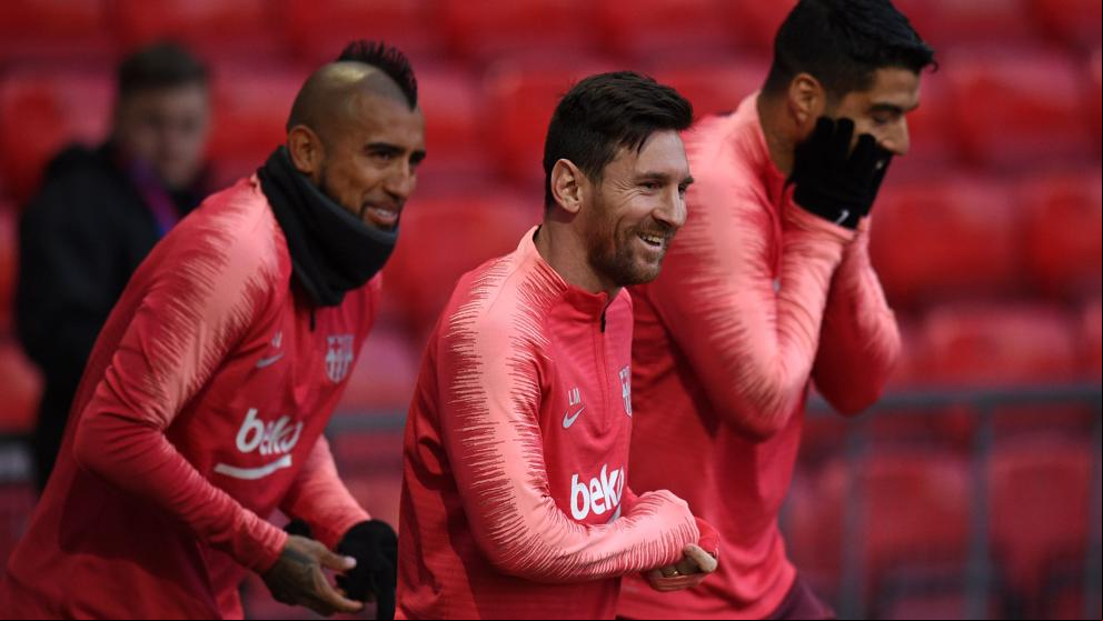 El Barça busca encarrilar su pase en el templo del United