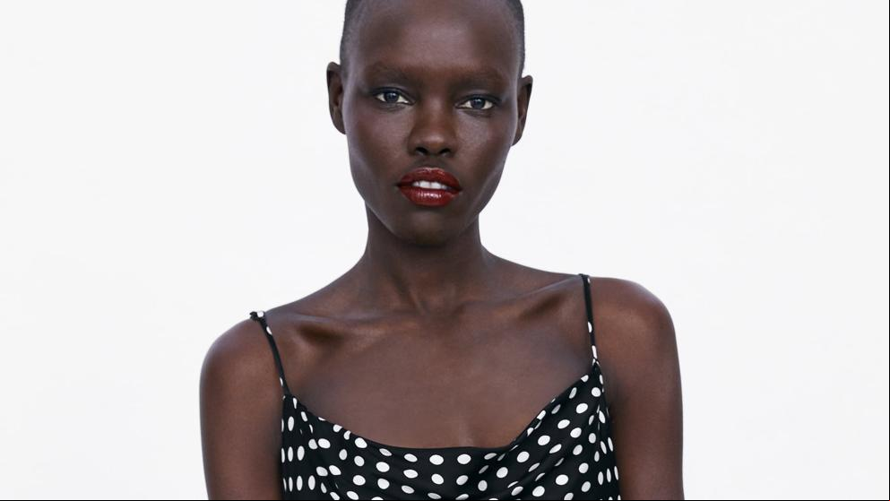 Zara tiene el vestido lencero perfecto para la temporada de ceremonias