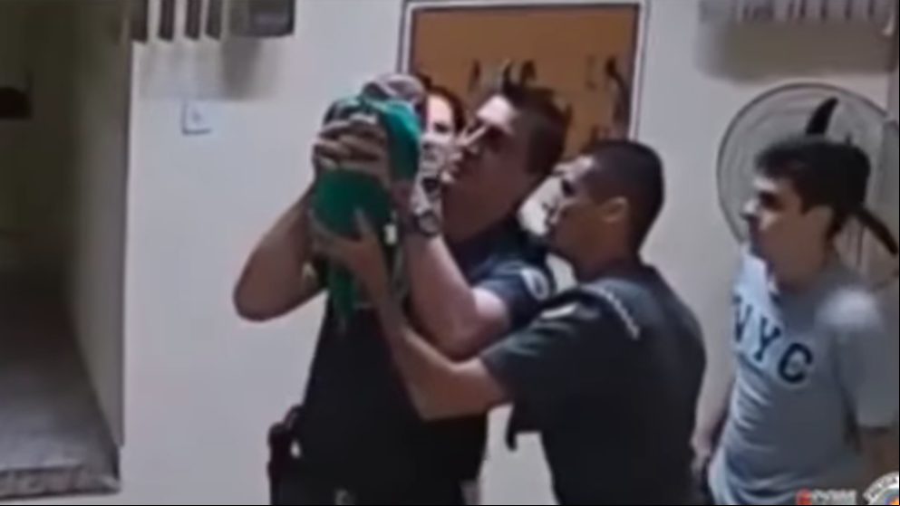 Dos policías de Sao Paulo salvan la vida de un bebé que se estaba asfixiando