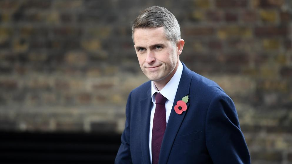 May cesa al ministro de Defensa por filtrar que Reino Unido usará la red 5G de Huawei