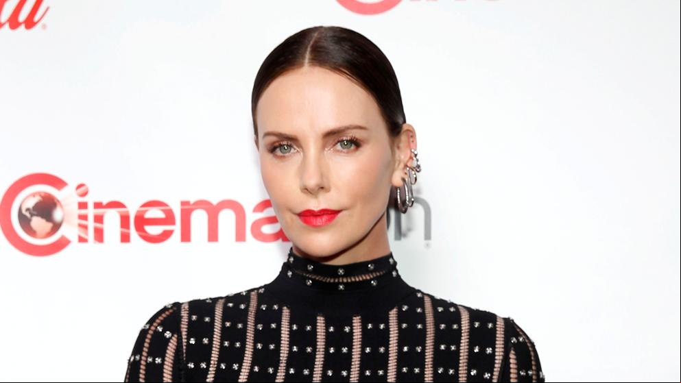 Charlize Theron se convierte en Audrey Hepburn con su nuevo look
