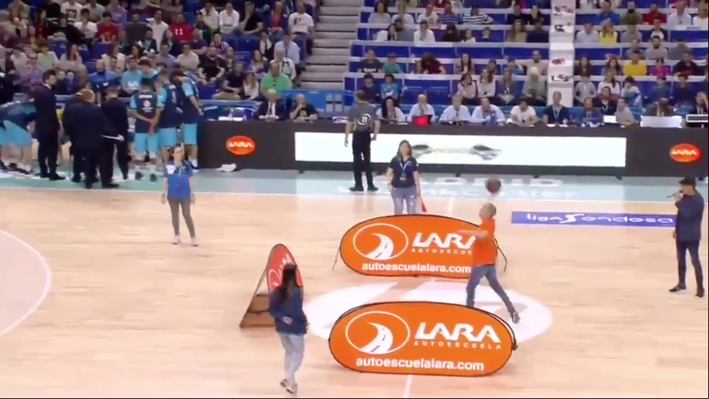 La canasta desde media cancha de un aficionado del Estudiantes
