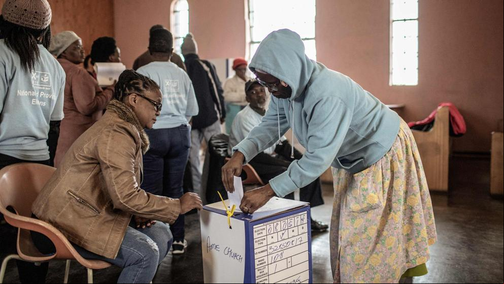 Los sudafricanos votan en unas elecciones marcadas por la corrupción y el desempleo