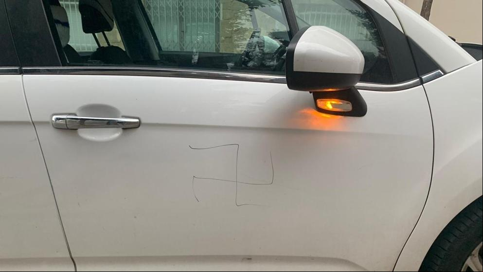 Pintan esvásticas en el coche de un activista LGTBI de Sant Feliu de Llobregat Pintan esvásticas en el coche de un activista LGTBI de Sant Feliu de Llobregat