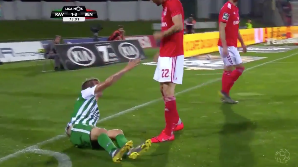 La polémica acción de Coentrao con un rival La polémica acción de Coentrao con un rival