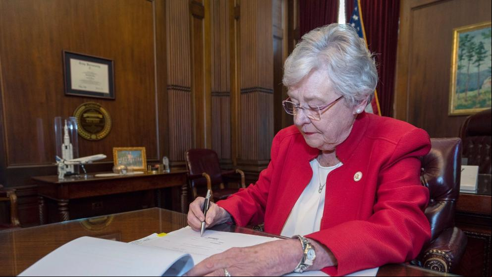 Las estrellas cargan contra la ley del aborto de Alabama