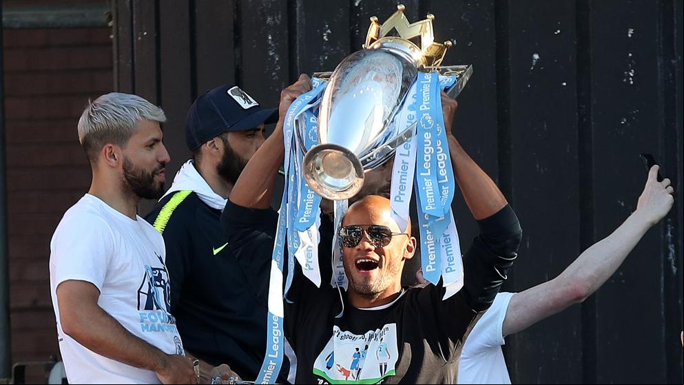 Aficionados del City piden una estatua para Vincent Kompany