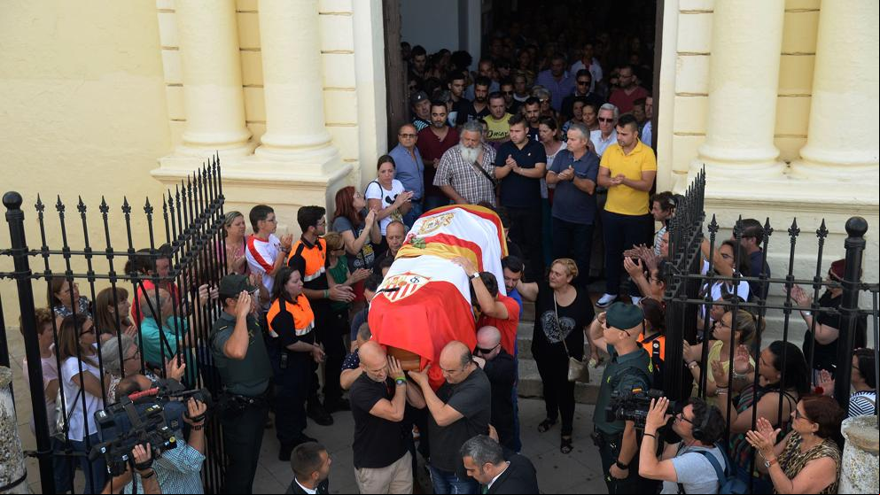 Utrera despide a Reyes en un entierro multitudinario