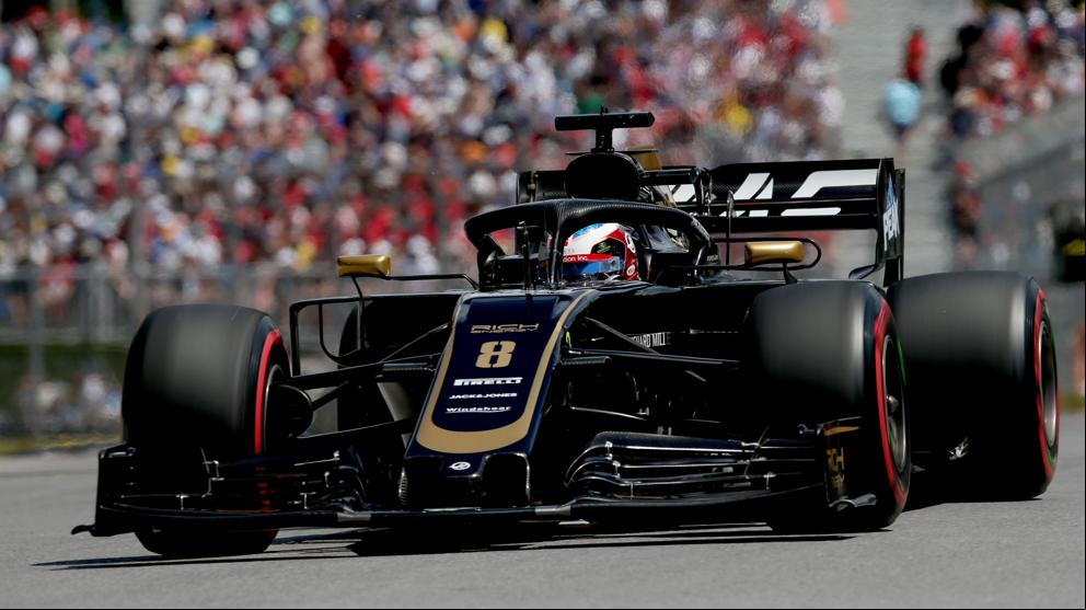 Grosjean retira restos de carbono con la mano en plena carrera