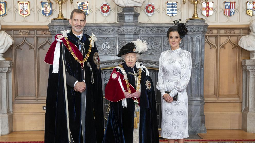 Isabel II impone al Rey el San Jorge de la Orden Jarretera