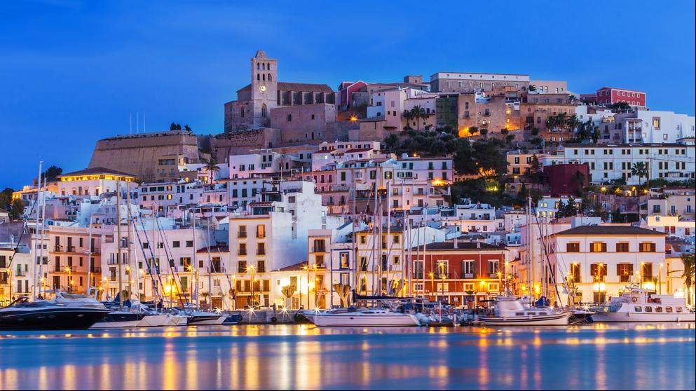 Del yate y el champán al retiro espiritual: las muchas Eivisses que conviven en la misma isla
