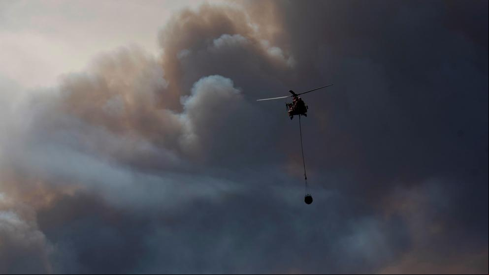 La ola de calor y el fuerte viento desbordan el fuego del Ebro