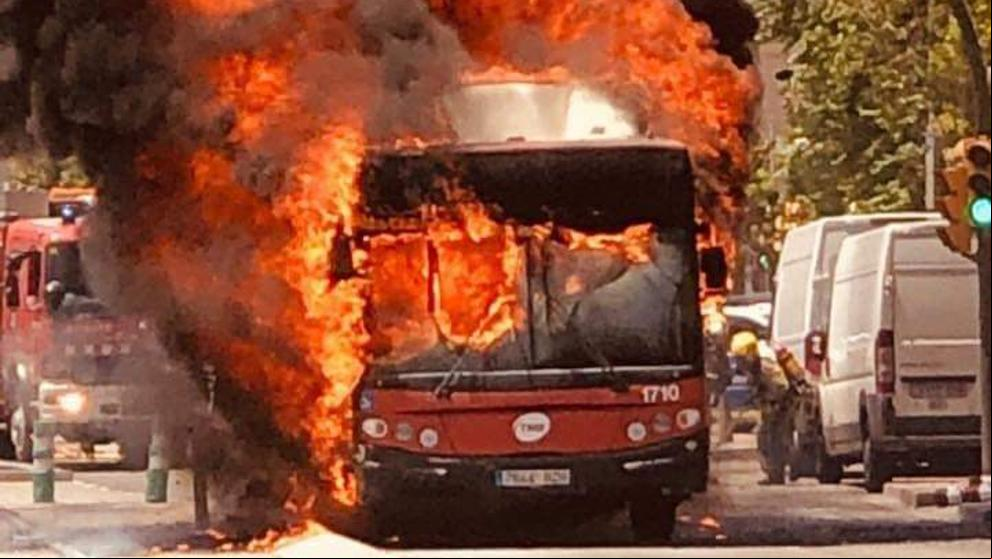 Un autobús de línea queda calcinado en un incendio en Sant Joan Despí