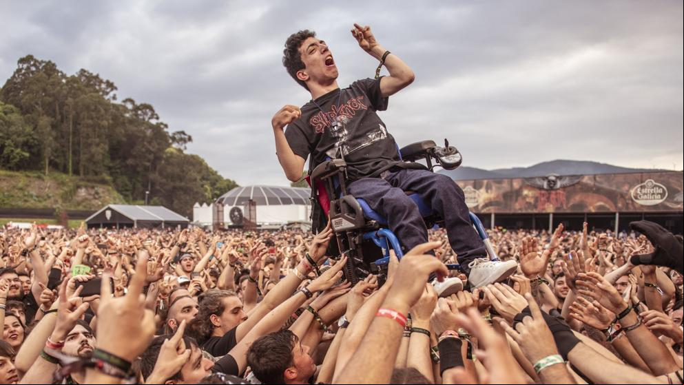 El aplaudido gesto del público del Resurrection Fest con un joven en silla de ruedas