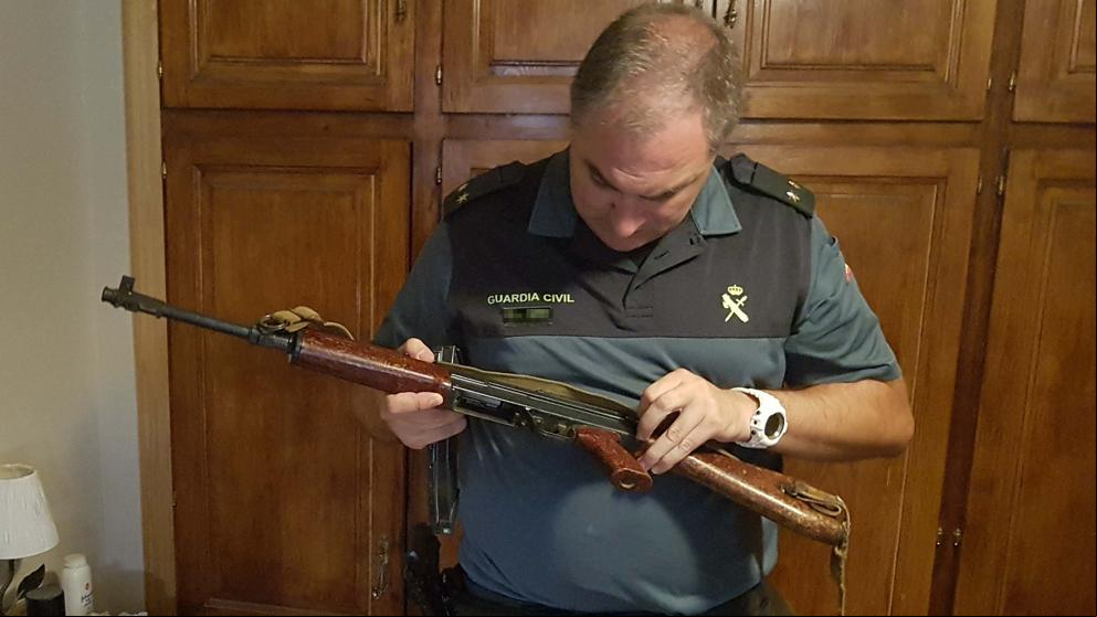 Denunciados dos hombres por vender armas de guerra por internet