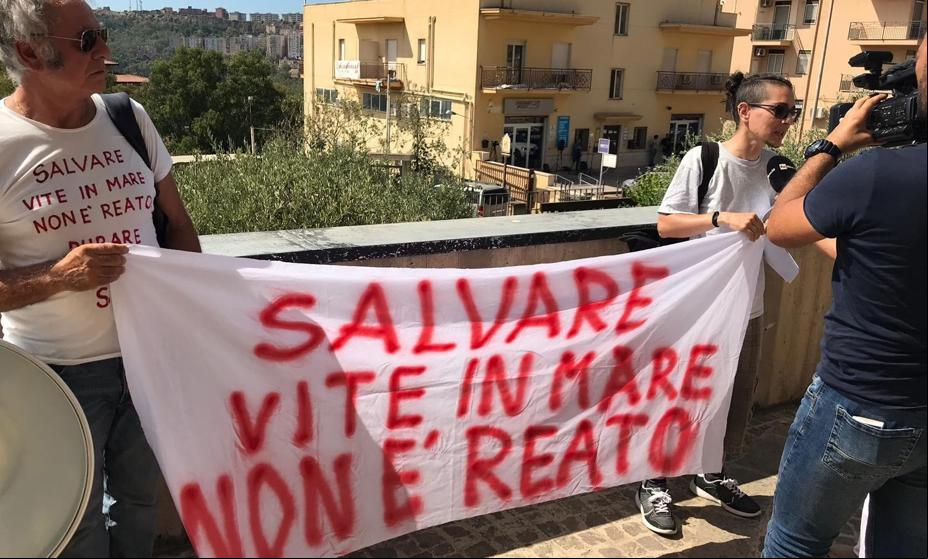 Una embarcación con más de un centenar de emigrantes se hunde frente a Libia
