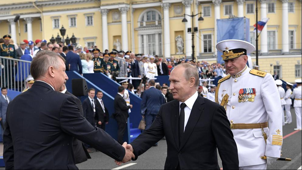 Vladimir Putin presencia un desfile militar en Rusia
