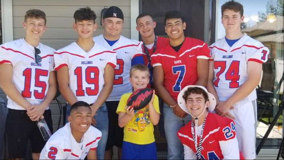 Un equipo de fútbol americano asiste a la fiesta de cumpleaños de un niño autista a la que sólo había ido una invitada