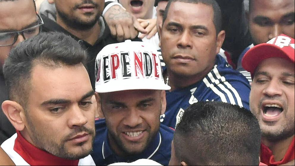 Sao Paulo recibe a Dani Alves como a una estrella del rock